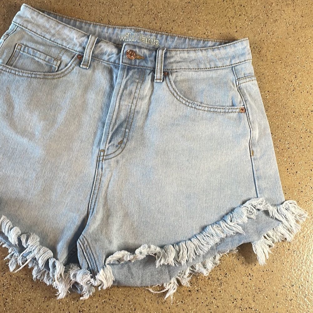 Wild Fable "High Rise Short" light wash denim cutoff jean shorts sz 8 - Picture 3 of 16